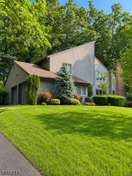 8 N Bayard Ln, Mahwah, NJ 07430