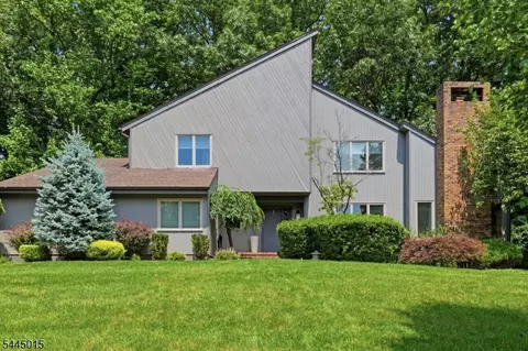 8 N Bayard Ln, Mahwah, NJ 07430