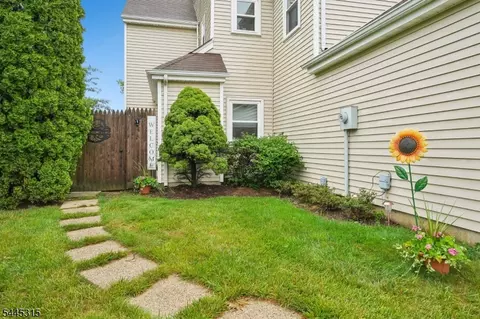 17 Cooper Ct, Freehold, NJ 07728