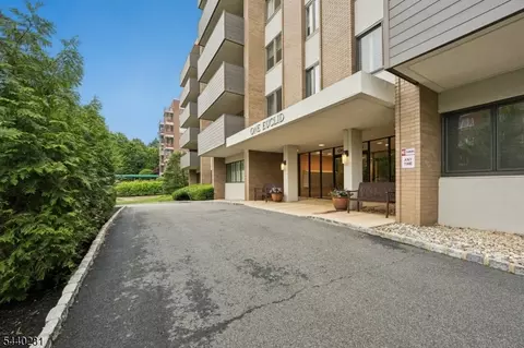Exterior - 1 Euclid Ave #2E, Summit, NJ 07901 photo 3 of 4