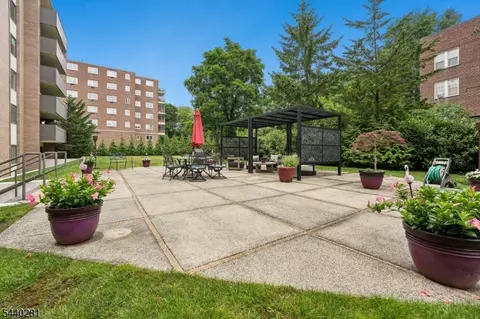 Exterior - 1 Euclid Ave #2E, Summit, NJ 07901 photo 4 of 4