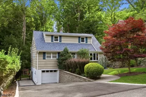 49 Pawnee Ave, Oakland, NJ 07436