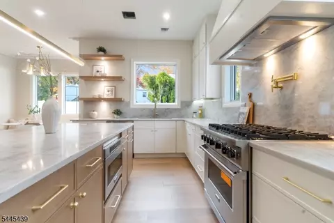 Kitchen - 333 Harrison St, Paramus, NJ 07652 photo 3 of 5