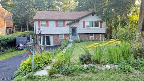 35 Lakeview Rd, Ringwood, NJ 07456