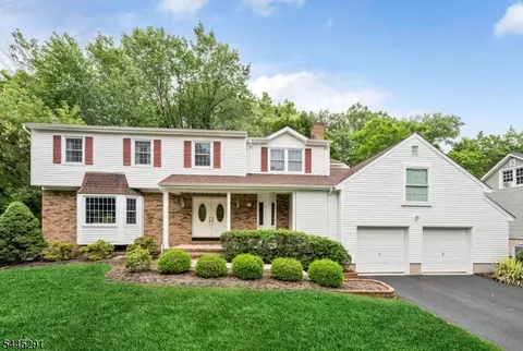 27 Cobblestone Ln, Ramsey, NJ 07446