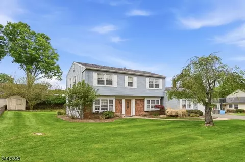 30 Whittier Ln, Oakland, NJ 07436