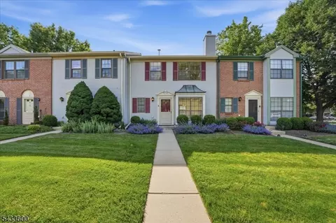 2 Veros Ln, Franklin Park, NJ 08823