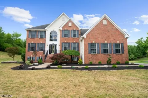 15 Providence Dr, Flemington, NJ 08822