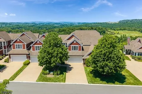 9 Rockhall Ct, Hamburg, NJ 07419