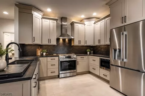 9 Rockhall Ct, Hamburg, NJ 07419