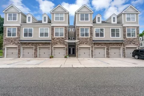 504 Lopez Ln, Morris Plains, NJ 07950