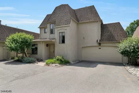 12 Carriage Pl, Edison, NJ 08820