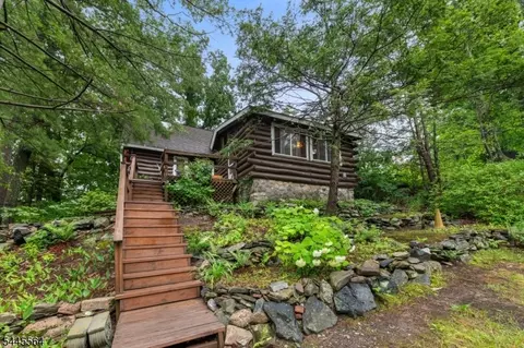 60 Terra Cotta Rd, Hewitt, NJ 07421