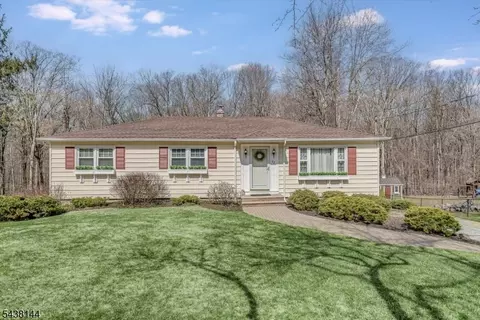 52 Castlewood Trl, Sparta, NJ 07871