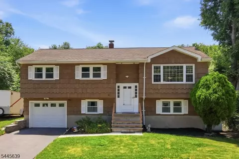 3 Seneca Trl, Oak Ridge, NJ 07438