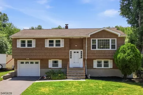 3 Seneca Trl, Oak Ridge, NJ 07438