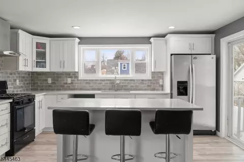 Kitchen - 429 1st St, Middlesex, NJ 08846 photo 2 of 5
