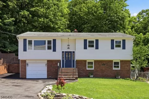 307 Nariticong Ave, Hopatcong, NJ 07843