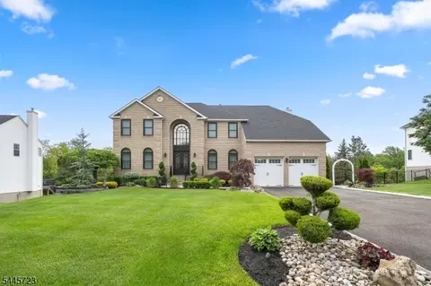 6 Christinalynn Dr, Monroe Township, NJ 08831