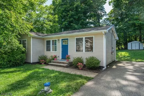 30 Tobyhanna Trl, Hopatcong, NJ 07843