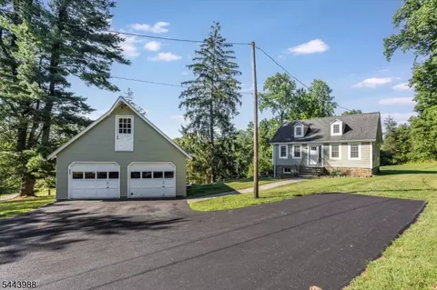 16 Chester Pl, Chester, NJ 07930