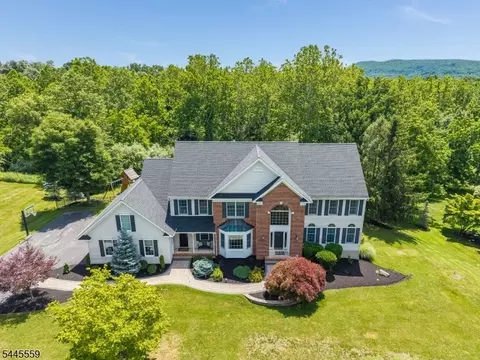 15 Chalfonte Dr, Lebanon, NJ 08833