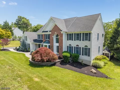 15 Chalfonte Dr, Lebanon, NJ 08833