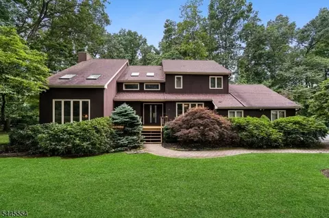 15 Sweetwood Dr, Randolph, NJ 07869