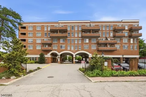 28 Iron Forge Sq #28, Pompton Lakes, NJ 07442