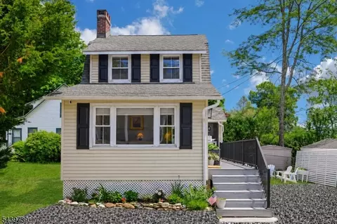 4 Lakeview Ave, Mount Olive, NJ 07828