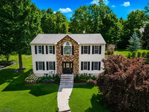 8 Cross Oak Ln, West Milford, NJ 07480