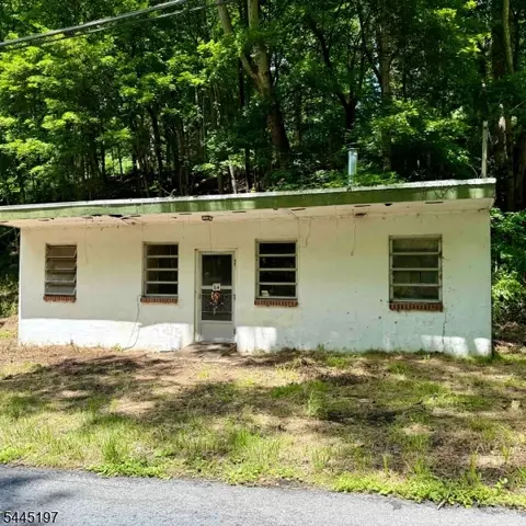 58 Hollow Rd, Glen Gardner, NJ 08826