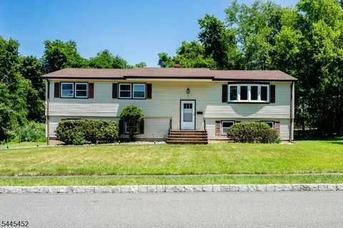 5 Crossbrook Ln, West Caldwell, NJ 07006