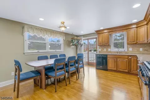 8 Hooker St, Middlesex, NJ 08846 photo 6