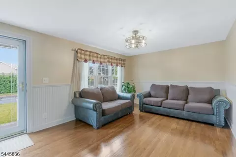 8 Hooker St, Middlesex, NJ 08846 photo 2