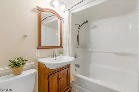 8 Hooker St, Middlesex, NJ 08846 photo 4