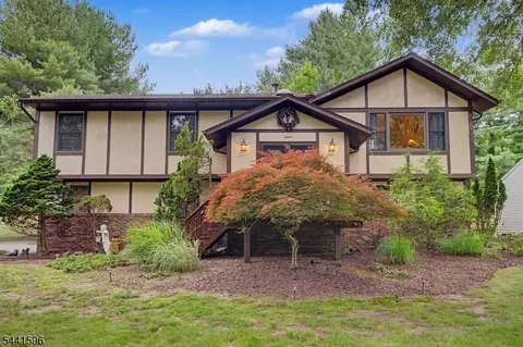 12 Seminole Ave, Oakland, NJ 07436