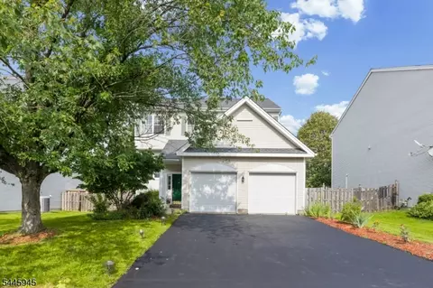 4 Bonner Ct, Pennington, NJ 08534
