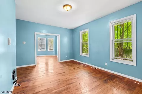 681 S 11th St #3, Newark, NJ 07103