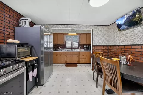 9 Chestnut St, Sussex, NJ 07461