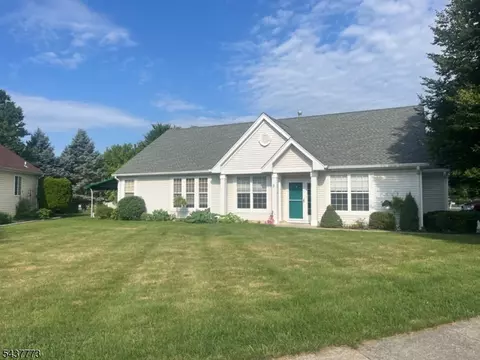 9 Buckingham Cir, Belvidere, NJ 07823