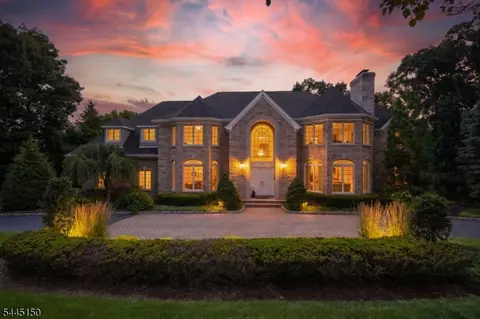 817 Peach Tree Ln, Franklin Lakes, NJ 07417