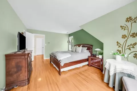 Bedroom - 15 Nuthatcher Ct, Wayne, NJ 07470 photo 3 of 6