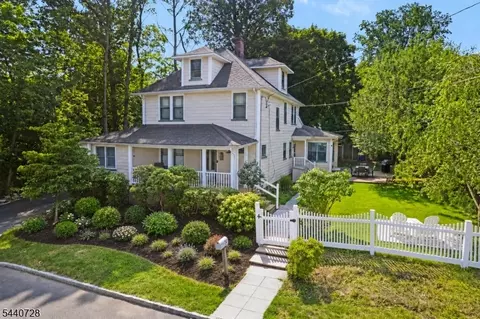 34 Orchard Sq, Caldwell, NJ 07006