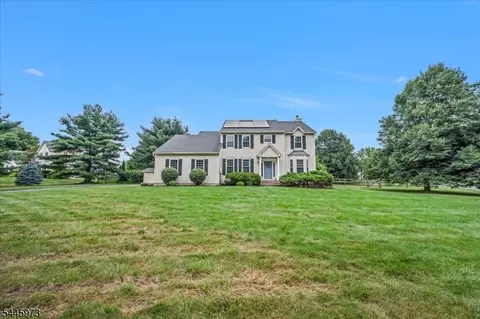 39 Meadowview Dr, Phillipsburg, NJ 08865