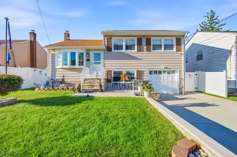 8 Oak St, Carteret, NJ 07008