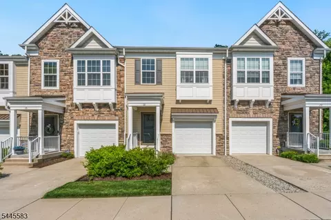 18 Bahr Cir, Verona, NJ 07044