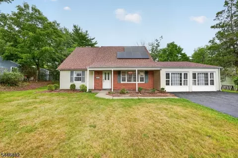 6 Concord Dr, Somerset, NJ 08873