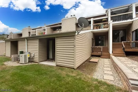 81 Overlook Dr, Clinton, NJ 08809
