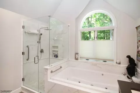 Bath - 7 Janice Dr, Hackettstown, NJ 07840 photo 2 of 4